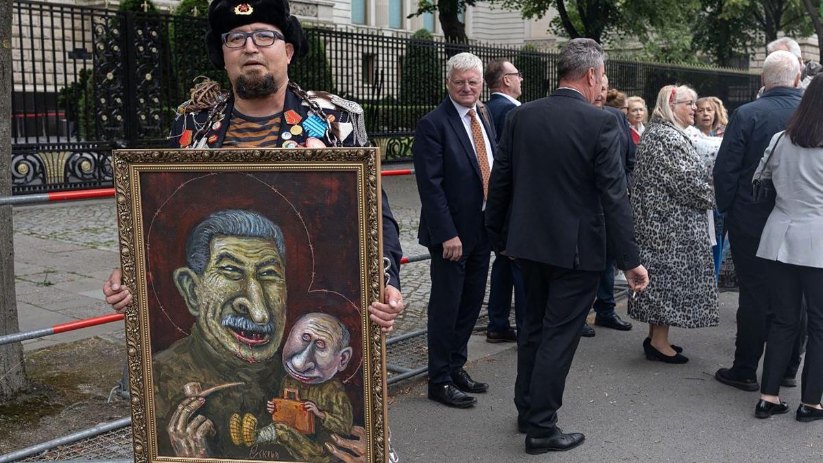 s a plimbat cu o caricatura a lui stalin si putin in fata ambasadei ruse din berlin 3 zile mai tarziu a fost asasinat intr o parcare