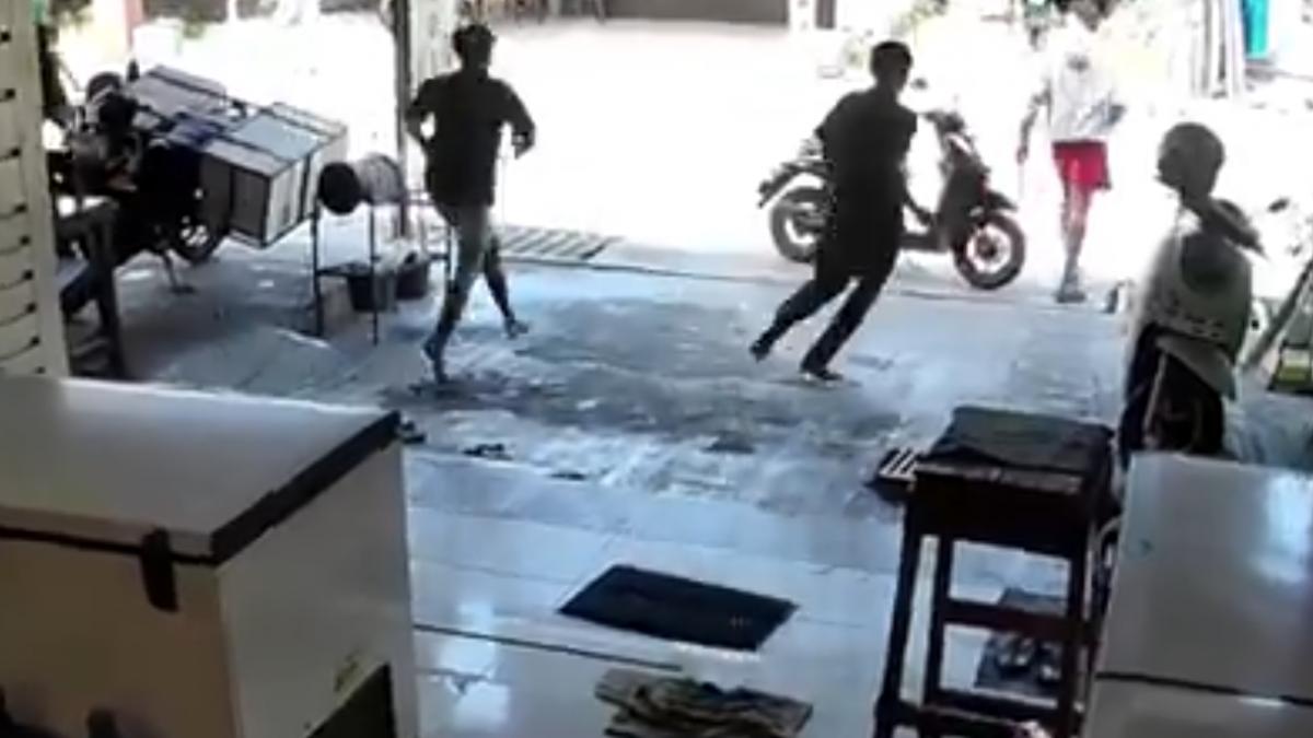 oameni fug in timpul unui cutremur in indonezia