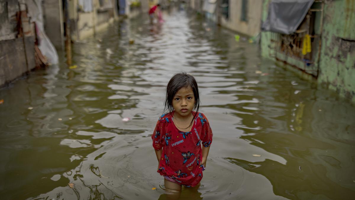 unicef avertizeaza jumatate dintre copiii lumii sunt expusi simultan la cel putin trei pericole climatice