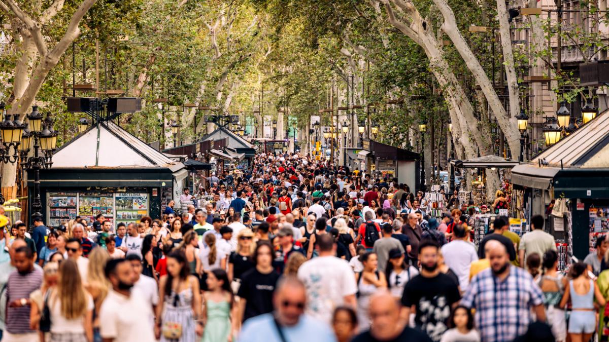 pietonala la rambla barcelona spania plina turisti vara