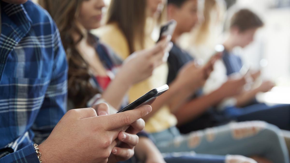 aproape jumatate dintre adolescentii romani recunosc ca petrec prea multe ore in fata ecranelor arata un sondaj eurobarometru