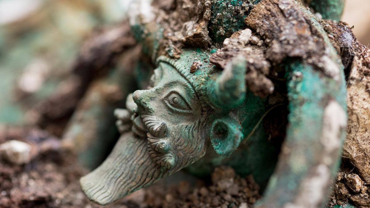 niste muncitorii care instalau panouri solare in germania au descoperit un mormant celtic cu bijuterii din aur si chihlimbar