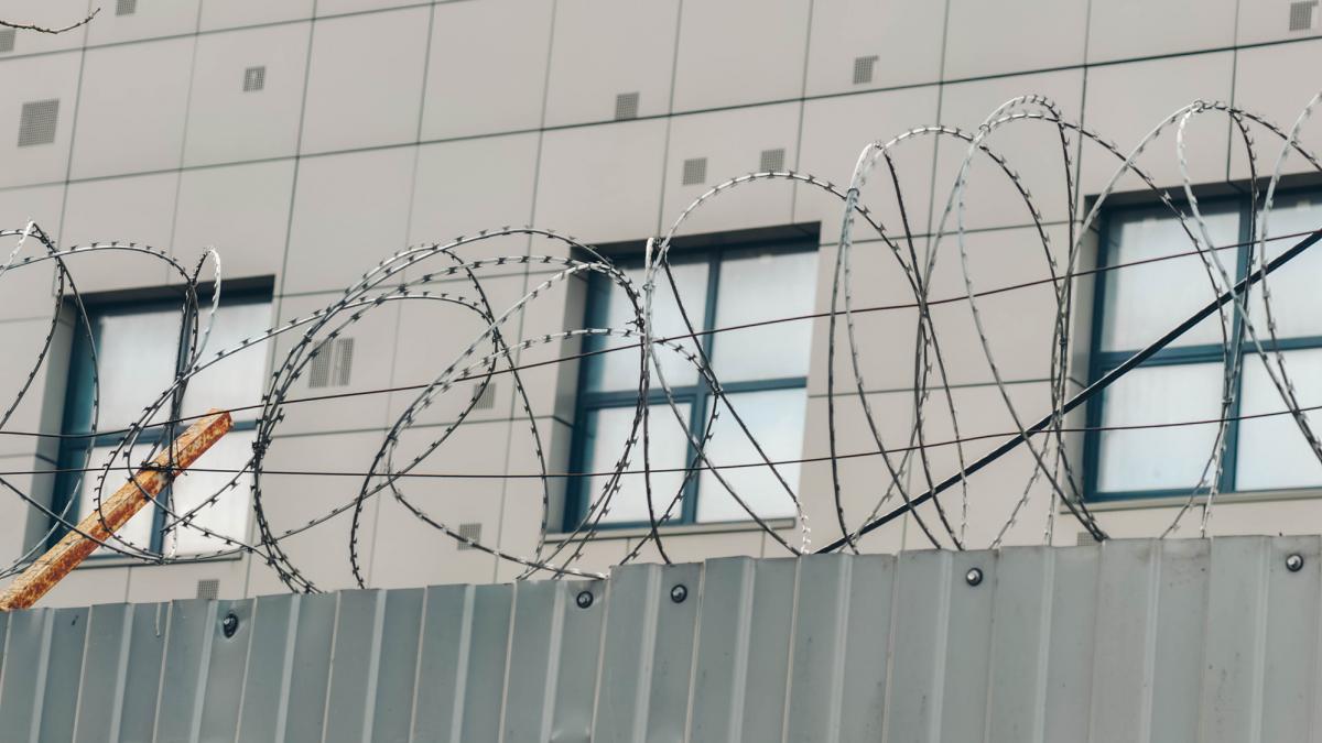 parlamentul european a adoptat cea mai dura lege privind migratia centre de deportare in afara ue si perchezitii la domiciliu