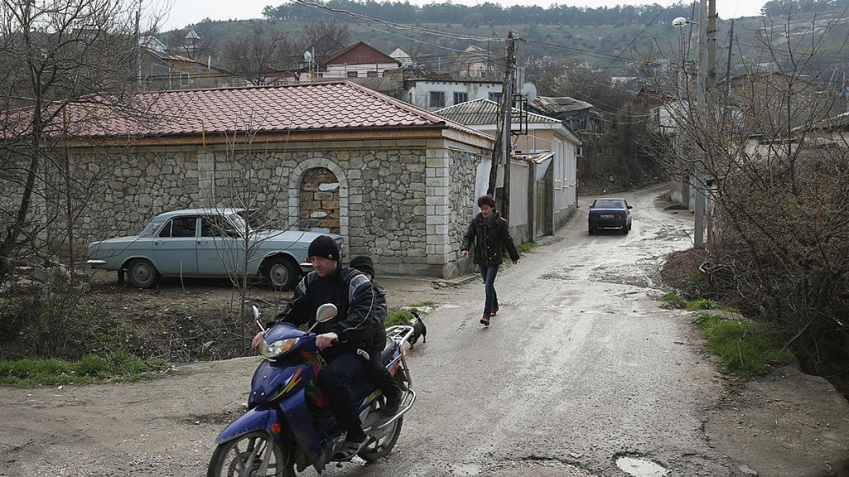 rusii interzic motocicletele si mopedele in crimeea pentru ca suna ca dronele si deruteaza apararea aeriana