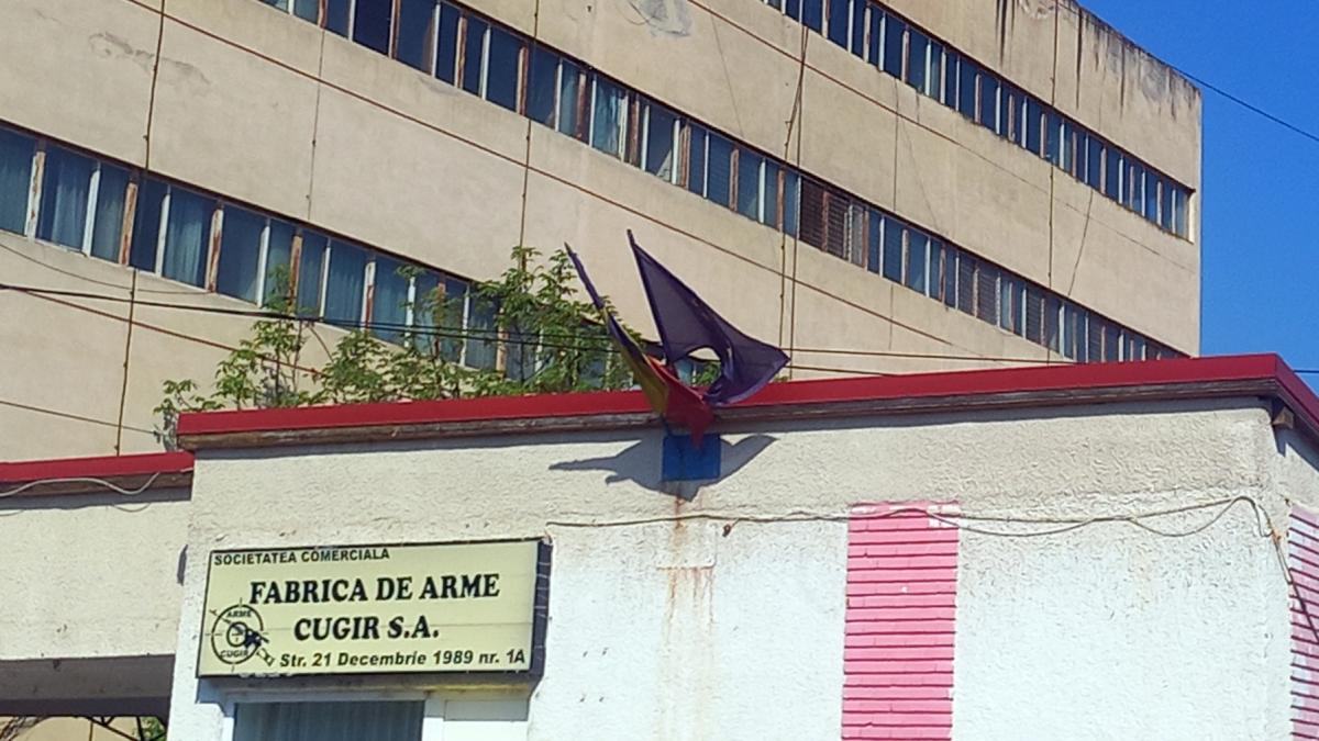 de doua zile la fabrica de arme cugir nu mai lucreaza nimeni angajatii sunt revoltati ca nu si au primit salariile