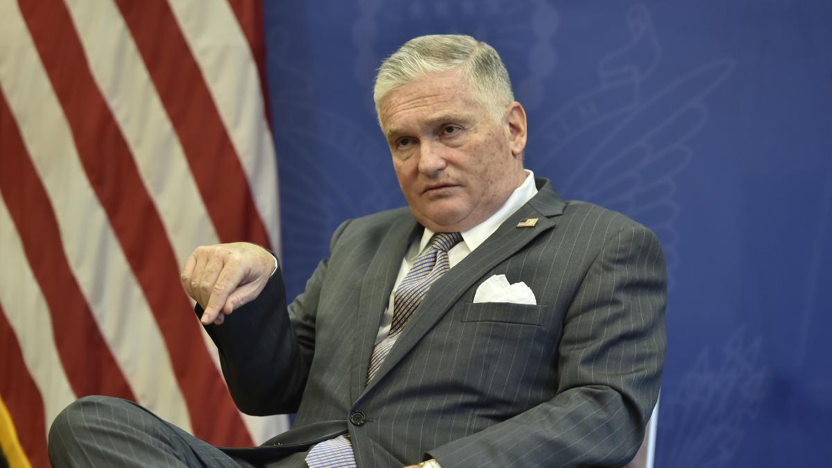 fost ambasador al sua in romania criza politica din tara este urmarita si la washington vad o miscare impotriva americii