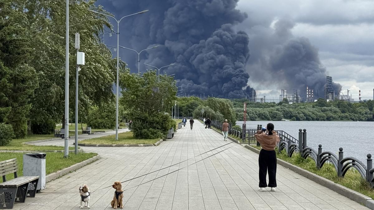 fum negru degajat în aer la Moscova după un atac ucrainean în timp ce trecători privesc și fac poze