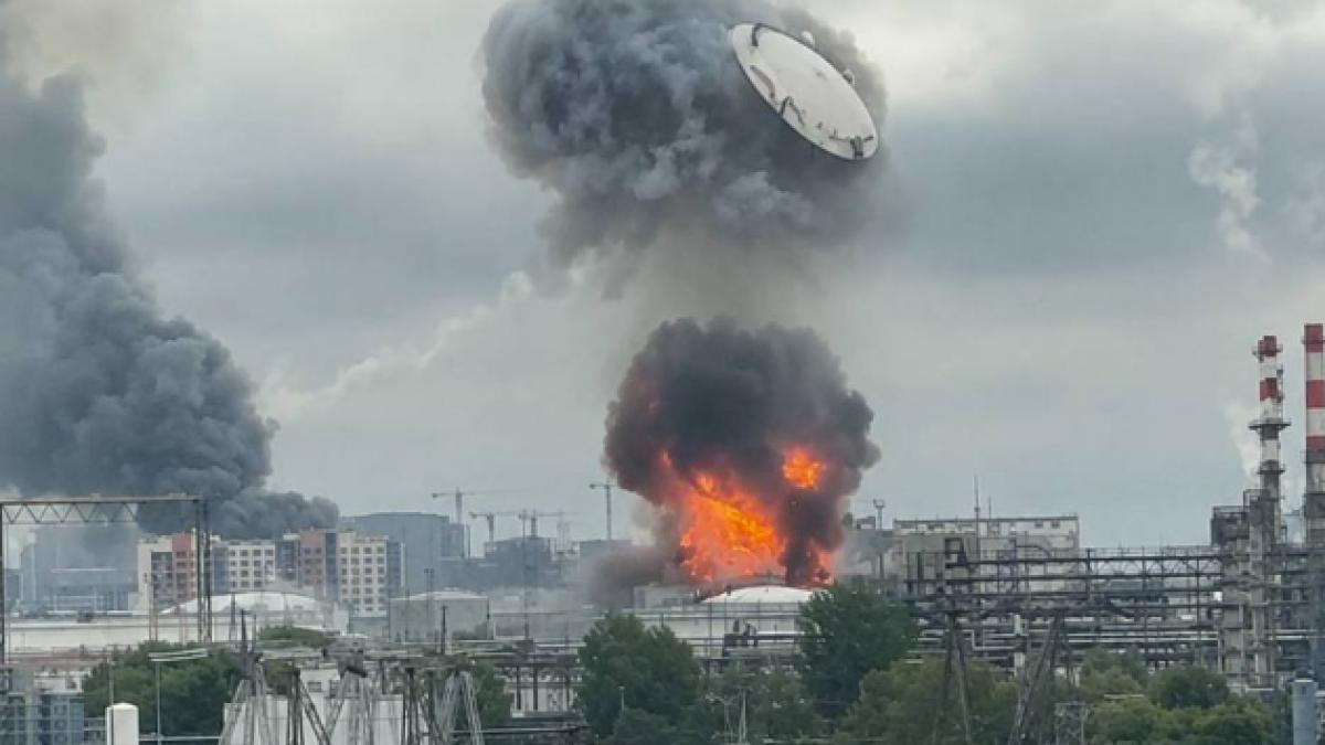 ucraina a lovit o rafinarie cheie din moscova a doua oara intr o saptamana momentul cand acoperisul unui rezervor e aruncat in aer