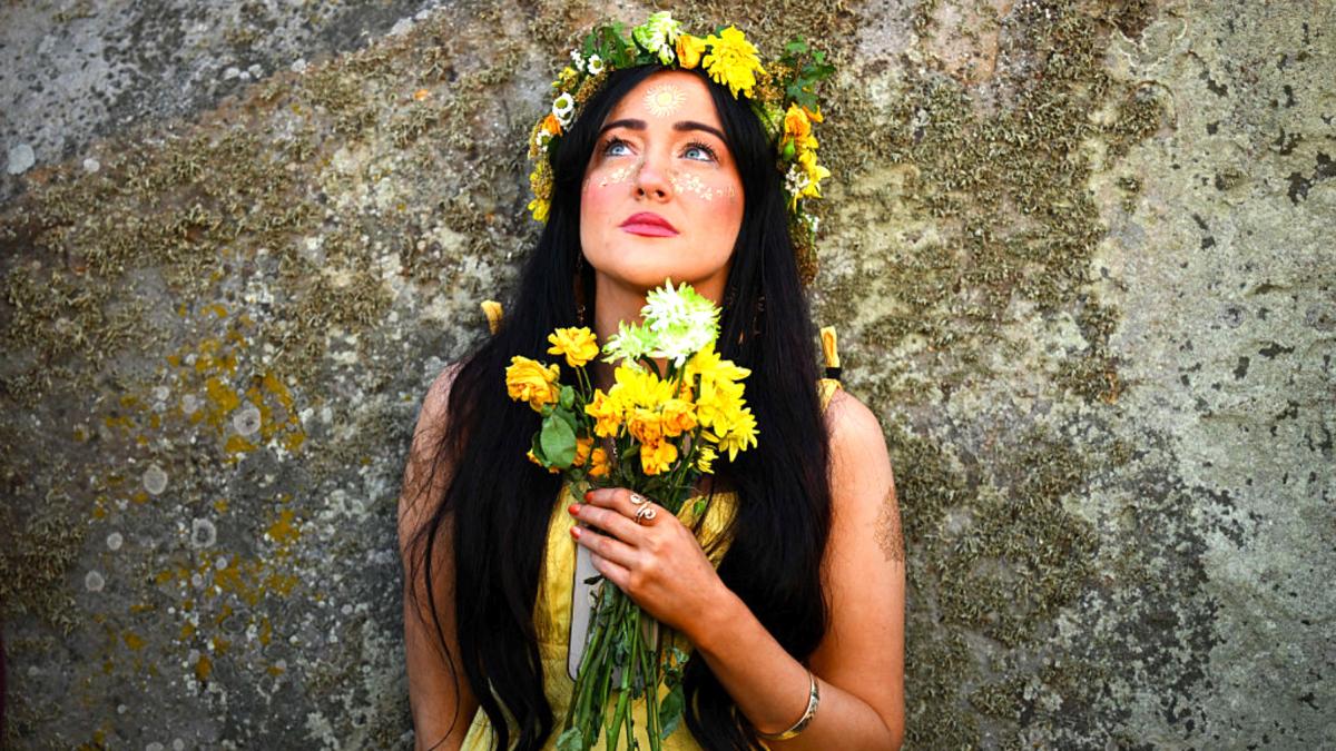 femeie tanara flori galbene solstitiul de vara stonehenge