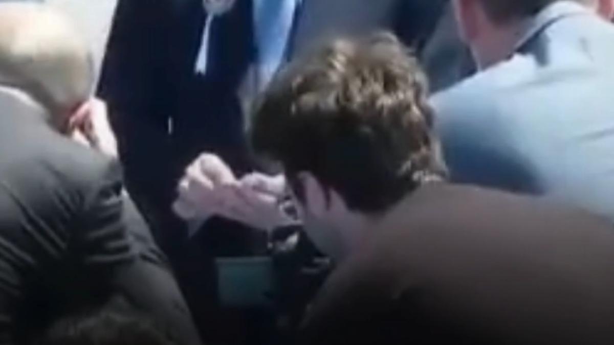 erdogan se opreste sa imparta bani copiilor in timpul cermemoniei cu nicusor dan din istanbul