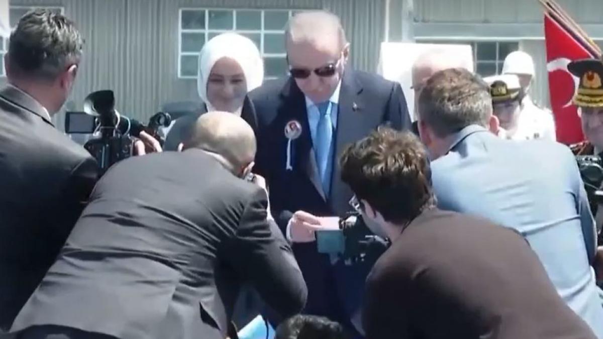 erdogan se opreste sa imparta bani copiilor in timpul cermemoniei cu nicusor dan din istanbul