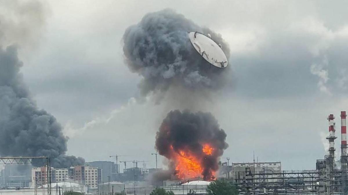 nyt rusii si au bombardat singuri din greseala rafinaria din moscova