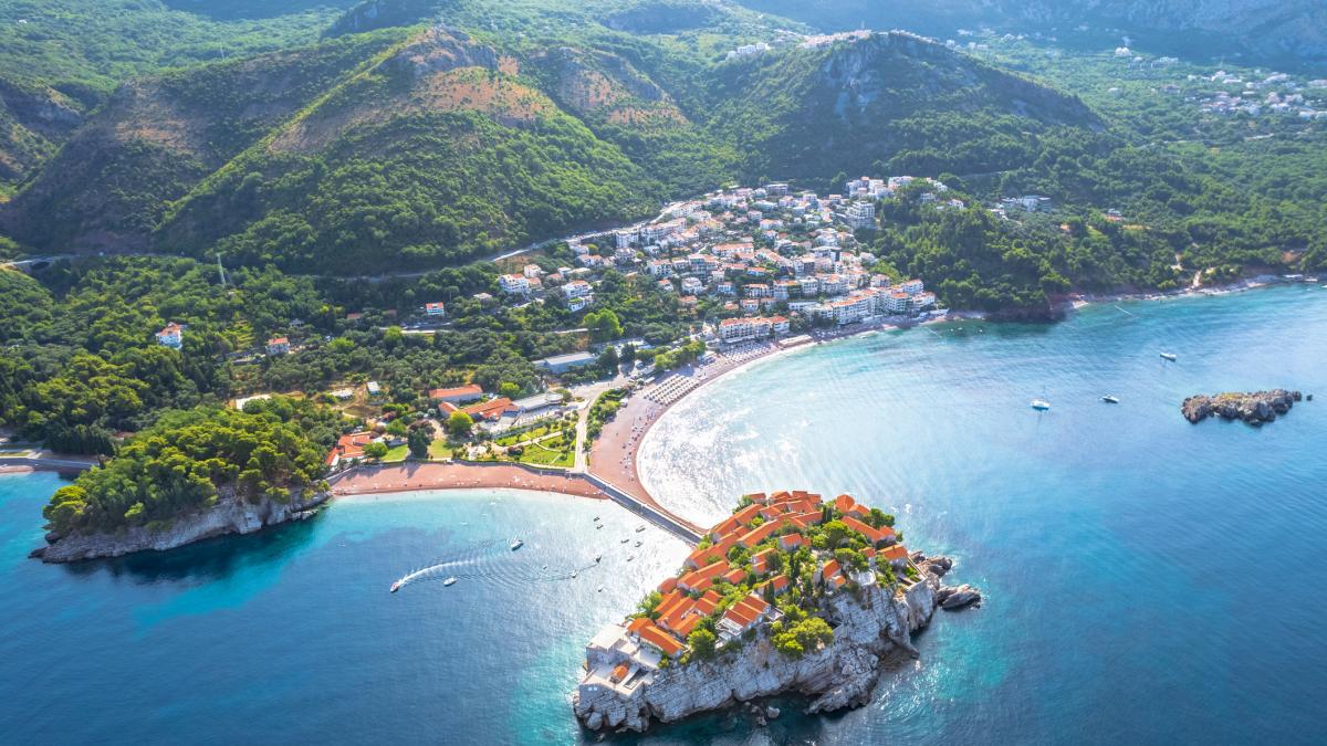 o tara superba preferata de romani cauta 2 600 de muncitori salarii de pana la 3 000 de euro fara studii superioare
