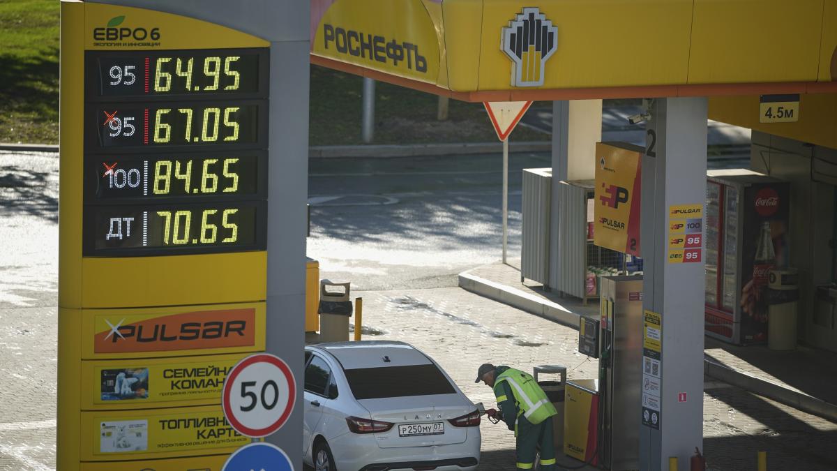 rusia ramane fara benzina dupa ce ucrainenii au bombardat rafinariile soferii rusi nevoiti sa foloseasca benzina euro 3