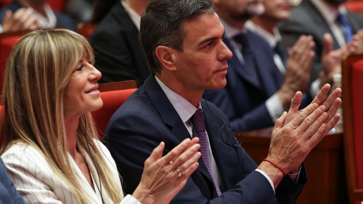 sotia fostului premier spaniol pedro sanchez a fost trimisa in judecata pentru coruptie justitia i a confiscat si pasaportul