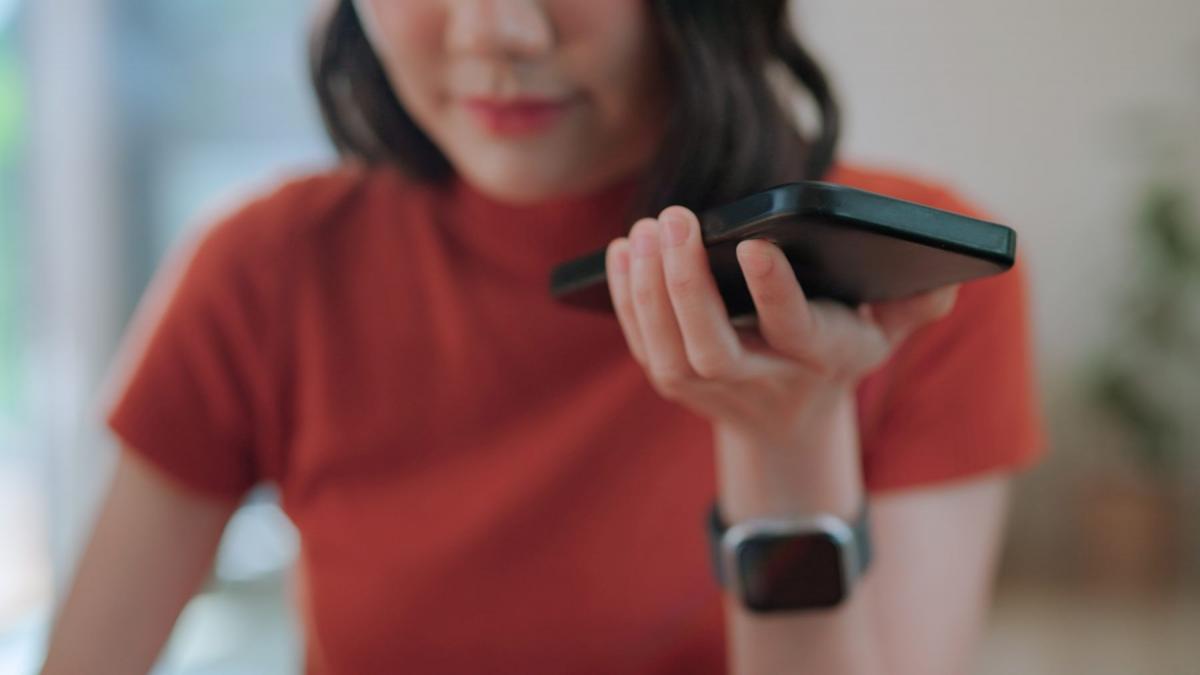 femeie care vorbeste la telefon pe speaker