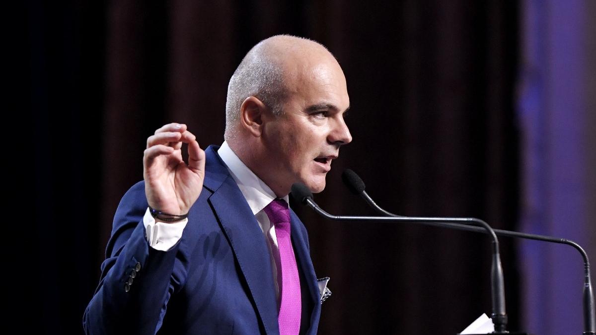 rares bogdan il acuza pe bolojan ca e un farsor nepriceput care vrea sa inlocuiasca simbolul pnl cu culorile curcubeului