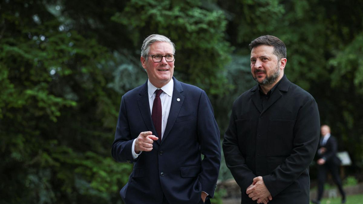 Zelenski si Starmer intr-o discutie in marja summit-ului G7 din Franta, 16 iunie 2026