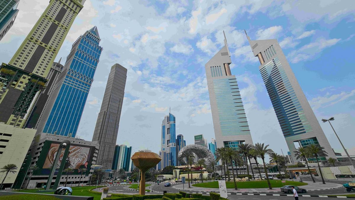 doua companii aeriene ofera noi asigurari de calatorie pentru turistii care merg in dubai si abu dhabi