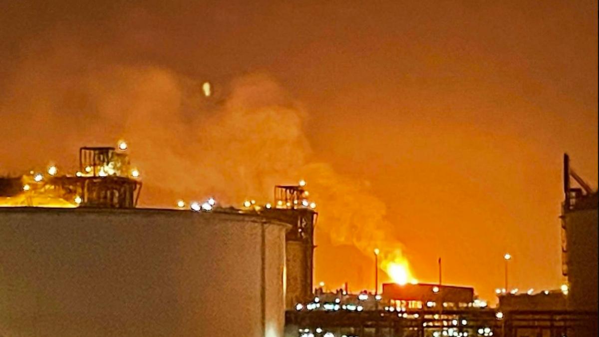explozie puternica la terminalul prin care qatarul isi exporta gazele naturale lichefiate sunt 54 de raniti 18 persoane sunt cautate