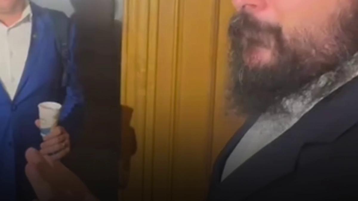 un deputat aur anunta intr un dialog filmat cu parlamentari usr o surpriza surprinzatoare kinder cu surpriza o sa fiti