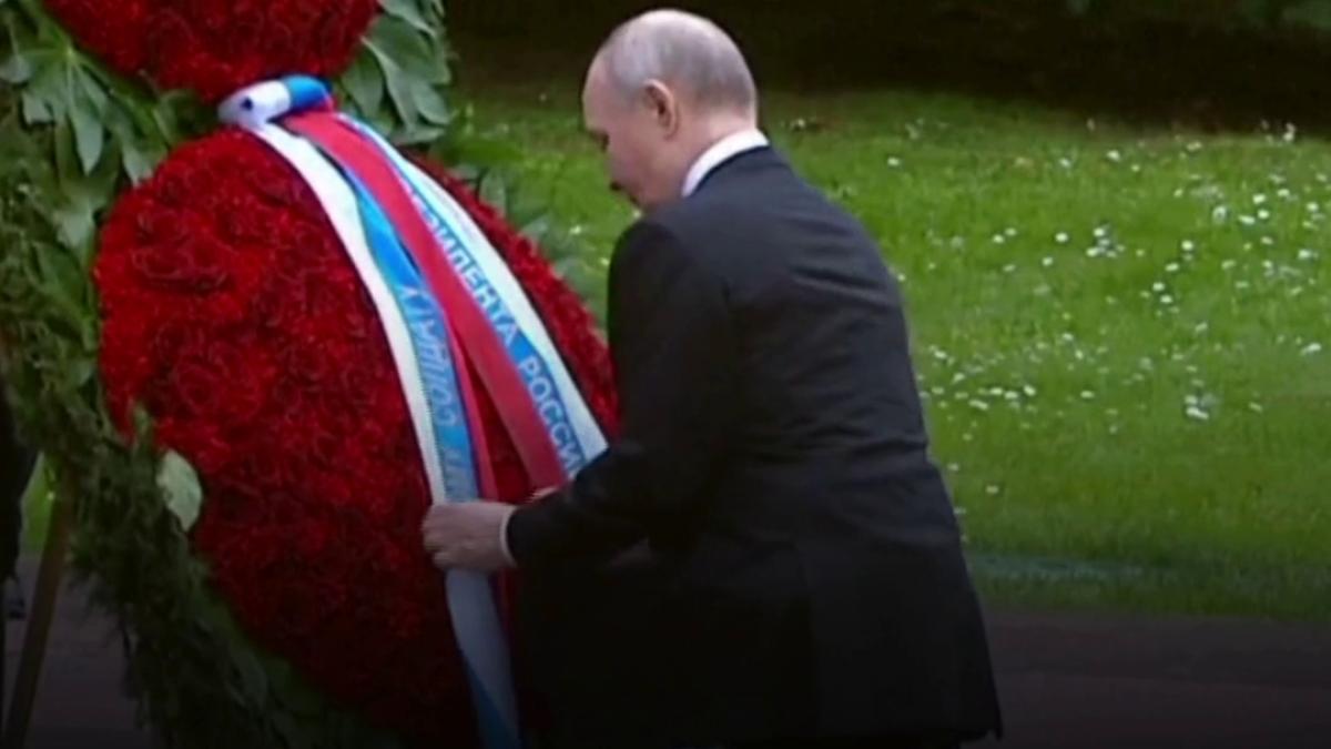 vladimir putin a depus o coroana de flori la kremlin la 85 de ani de la invazia nazista