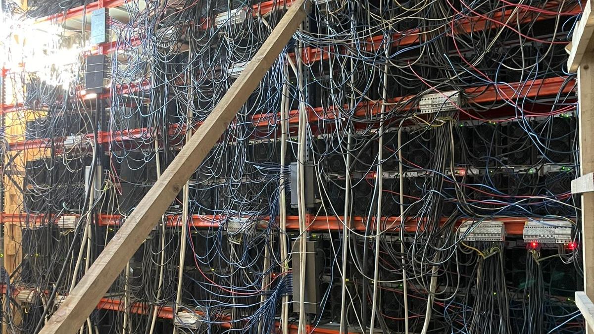 foto ferma ilegala de criptomonede gasita intr o cladire parasita folosea sute de echipamente si consuma energie cat o firma mare