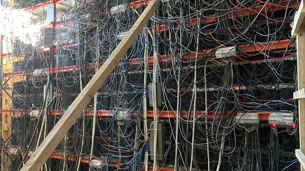foto ferma ilegala de criptomonede gasita intr o cladire parasita folosea sute de echipamente si consuma energie cat o firma mare