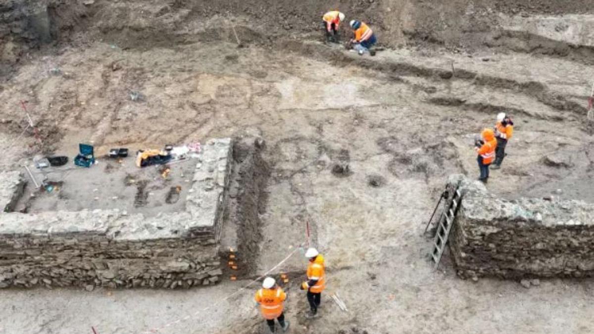 o echipa de muncitori a descoperit sub un santier unul dintre cele mai mari complexe de bai romane gasite vreodata in olanda