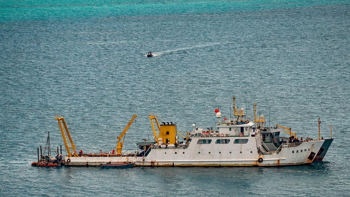poza in care apar nave identificate de Garda de Coastă a Filipinelor drept unele de cercetare chineze, pe 15 iunie 2026, în zona recifului Scarborough, din Marea Chinei de Sud. Sursa foto: Getty Images
