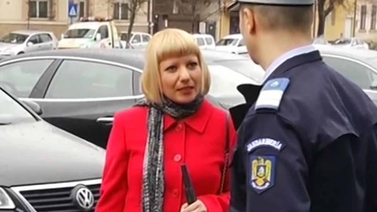 poza in care apare Camelia Bogdan discutand cu un politist