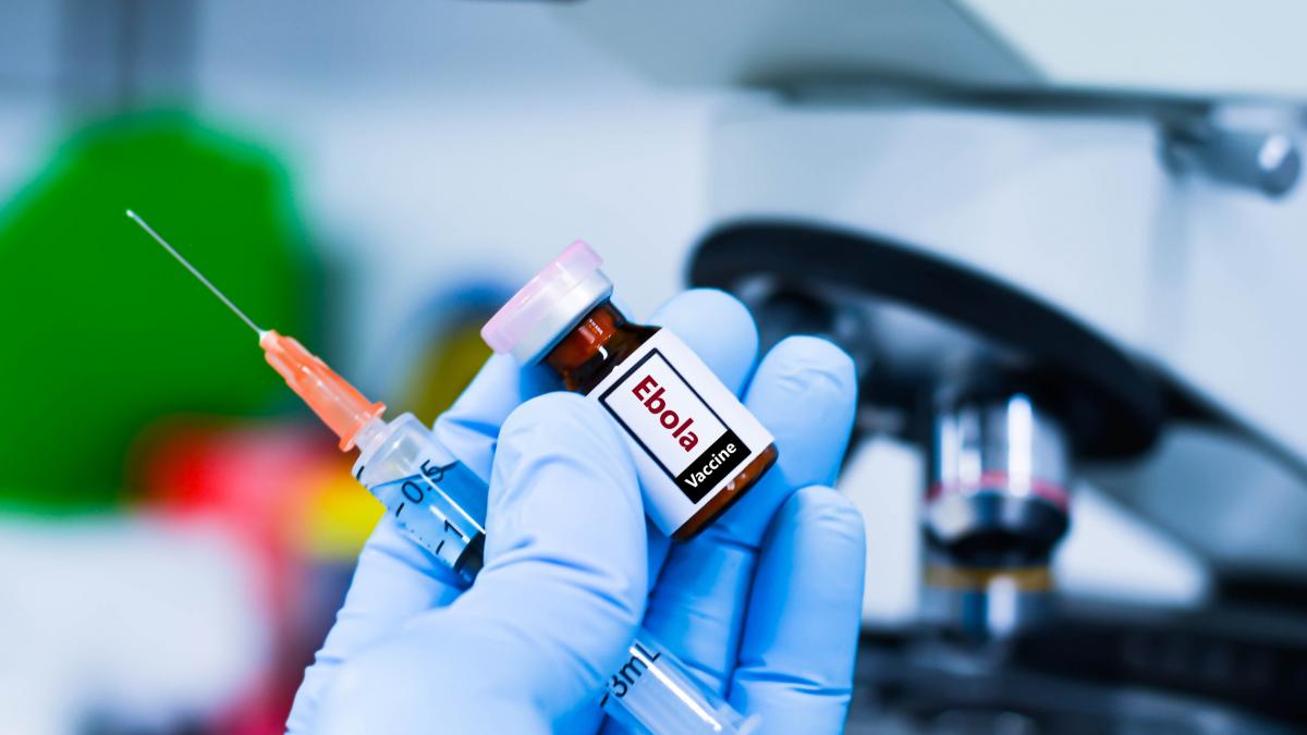 cinci pasageri ai avionului in care se afla medicul din franta testat pozitiv cu ebola au fost izolati din cauza unui posibil contact