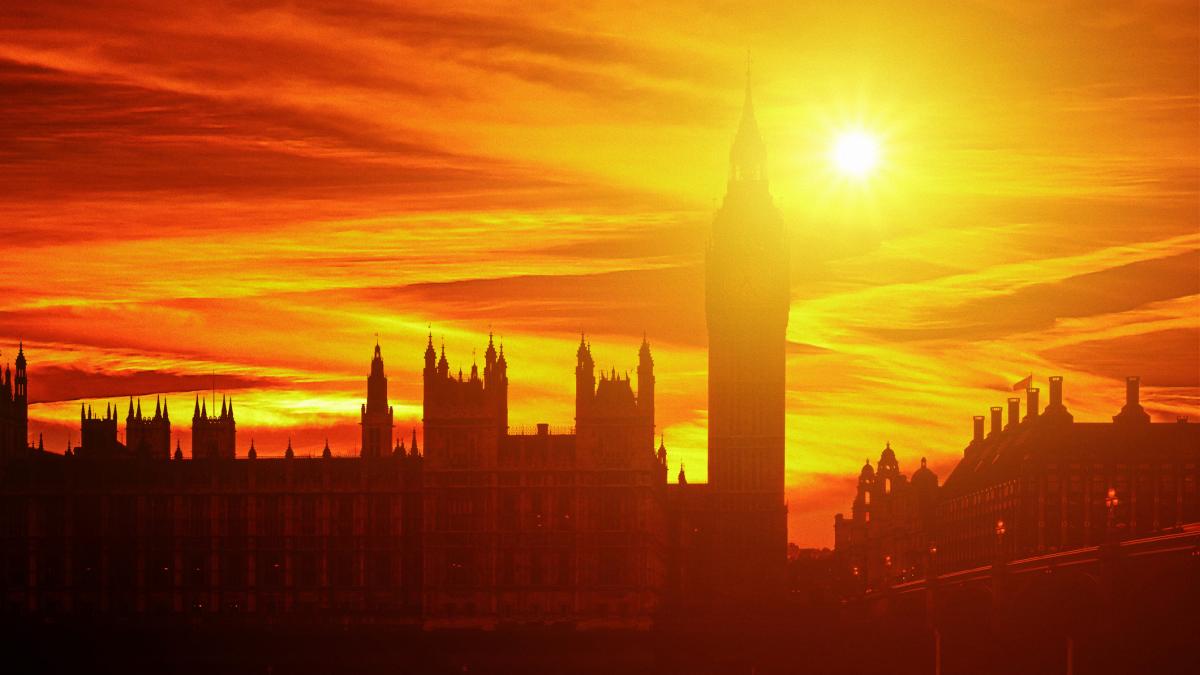 cod rosu de canicula in marea britanie temperaturile ar urma sa depaseasca recordurile istorice anterioare sute de scoli sunt inchise