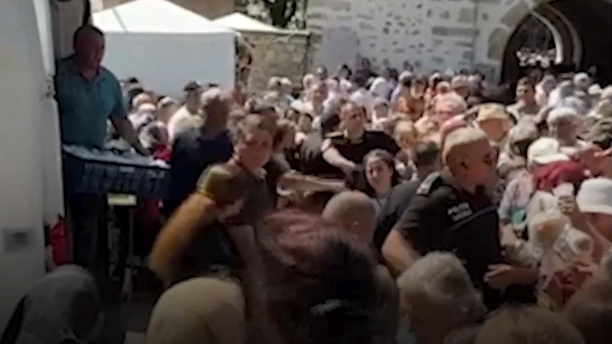 credinciosii s au batut pe sarmale gratis la suceava unii au lesinat ambulanta n a putut interveni din cauza multimii