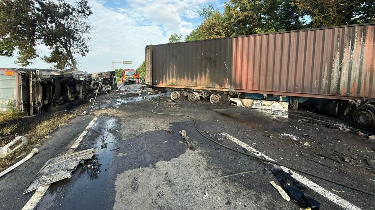 doua tiruri s au ciocnit frontal in ialomita pe e60 unul era condus de un ucrainean vehiculele au luat foc
