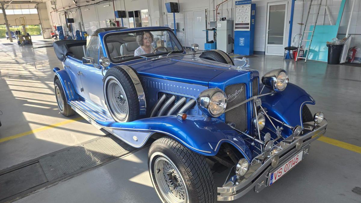 imagini cu doua masini vechi de aproape 50 de ani marca beauford care au mers la rar vaslui au farmecul britanic din anii 30