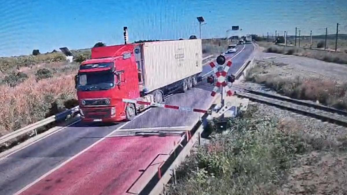 sofer de tir forteaza bariere de ale ferata