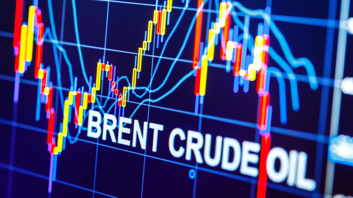 pretul petrolului brent scade sub 74 de dolari pe baril pentru prima data de la inceputul razboiului din orientul mijlociu