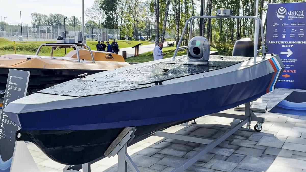 poza in care se vad doua drone maritime expuse în cadrul Salonului Internațional de Apărare Maritimă „Flota” 2026 de la Kronstadt, Rusia, pe 10 iunie. Sursa foto: Hepta
