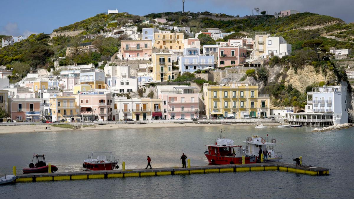 descoperire complet neasteptata intr o pestera de pe insula italiana a celebritatilor scafandrii au ajuns acolo printr un tunel