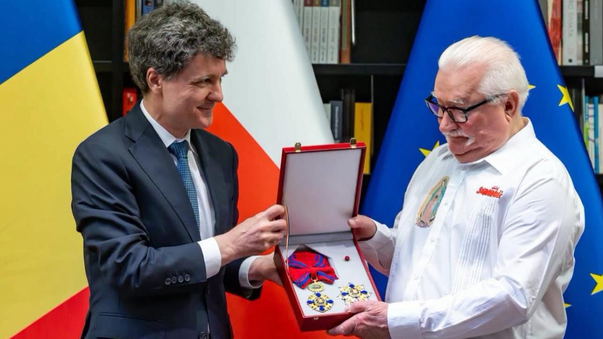 nicusor dan i a acordat fostului presedinte al poloniei lech walesa ordinul national steaua romaniei in grad de mare cruce