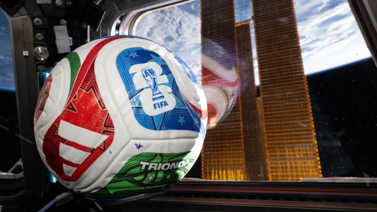 o minge oficiala a campionatului mondial 2026 a ajuns in spatiu imagini spectaculoase cu astronautii care joaca fotbal pe iss