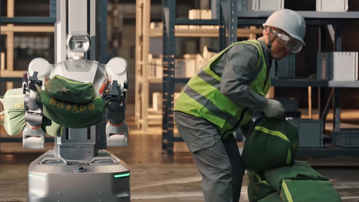 cel mai mare producator de baterii pentru masini electrice din lume a angajat un robot umanoid in fabrica cum arata s1 la noul job