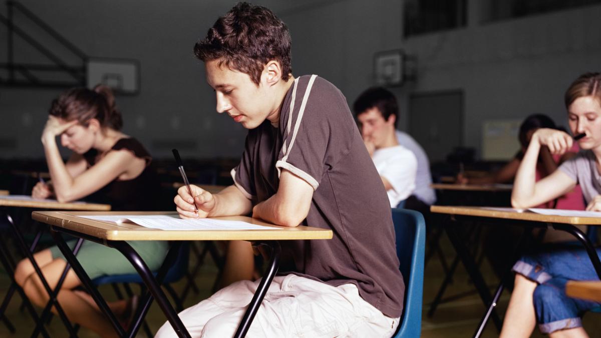 poza cu elevi intr-o sala in care sustin un examen