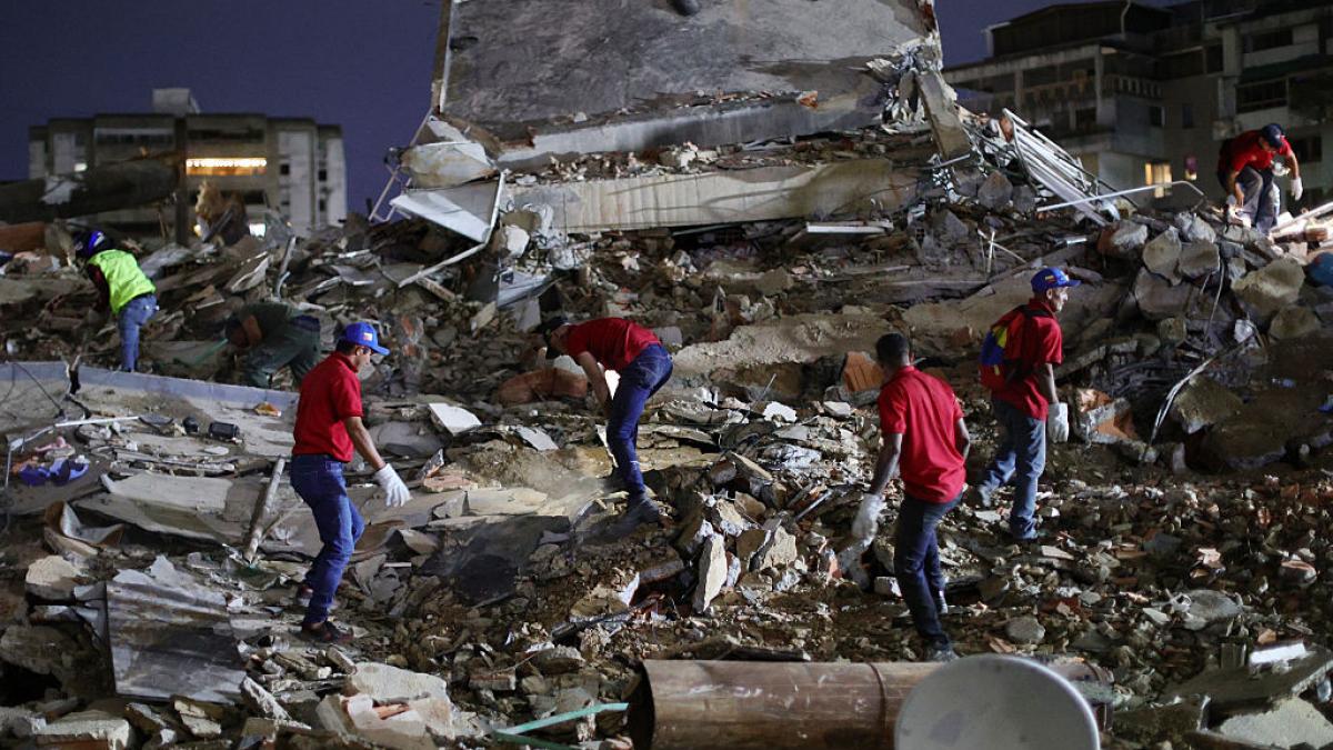 disperare si furie in venezuela 1 430 de morti 69 000 de disparuti si civili care sapa cu mainile goale dupa supravietuitori