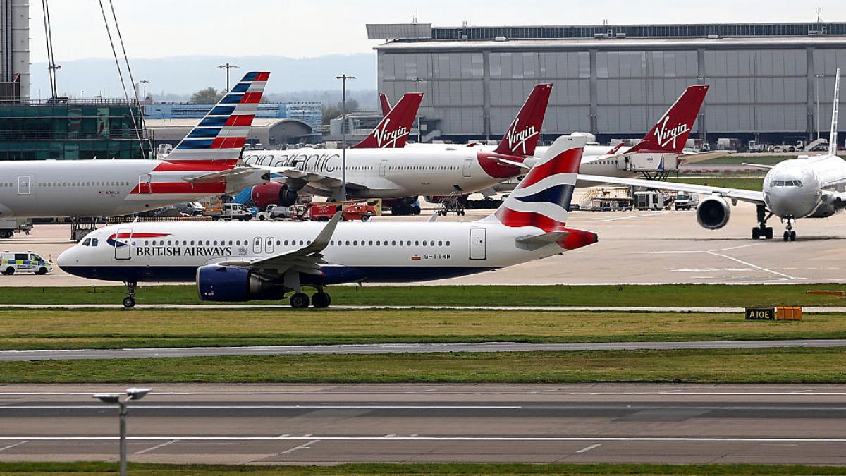 furtunile violente au paralizat traficul aerian la heathrow si gatwick sute de zboruri intarziate pana la 11 ore