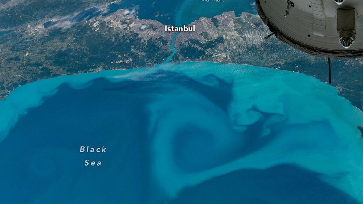 marea neagra s a facut turcoaz nasa a publicat o fotografie facuta de pe iss si anunta si cauza culorii apei