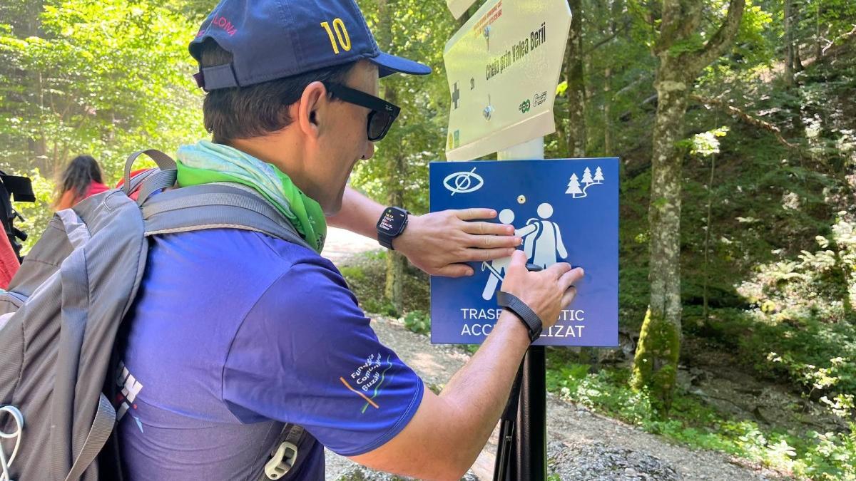 premiera in romania primul traseu montan din tara destinat persoanelor cu deficiente de vedere a fost inaugurat in masivul ciucas