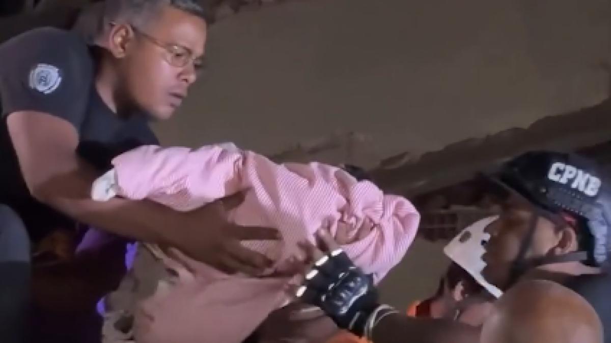 un bebelus de 18 zile a fost scos viu de sub daramaturi la 32 de ore dupa cutremurele din venezuela