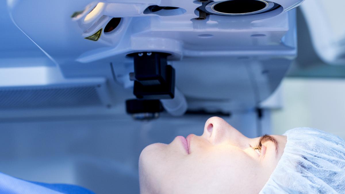 wk gata din caprui in verzi in 45 de minute povestea medicului care a inventat operatia de schimbare a culorii ochilor